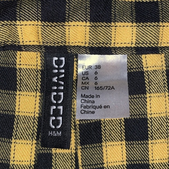 H&M Black and Gold Pleated mini skirt. Side zipper with button. Size 6 - Picture 2 of 5